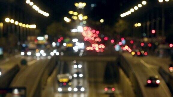 巴塞罗那的城市景色模糊了夜间的交通