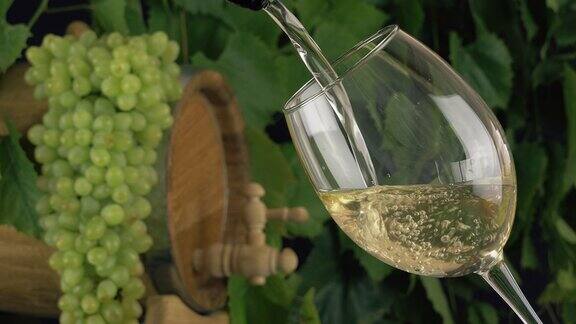 将葡萄酒倒入玻璃杯