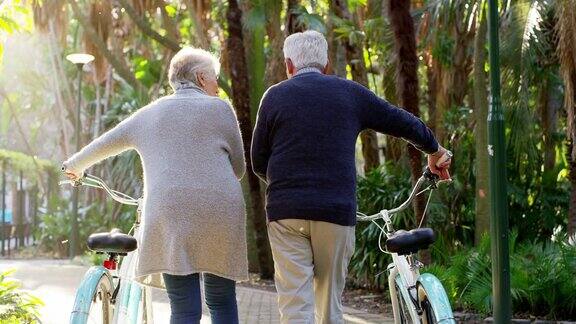 推着自行车的老年夫妇