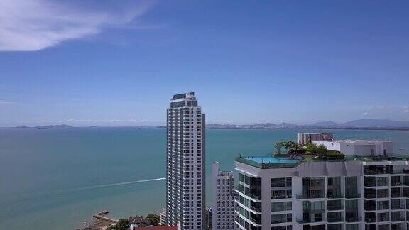 鸟瞰图全景海景摩天大楼楼顶的游泳池海边的公寓