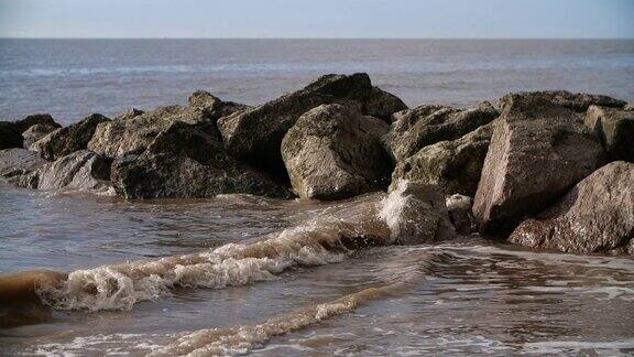 潮水涌向海岸时海浪冲击着岩石