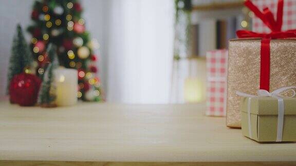 圣诞树和新年礼盒装饰装饰在家里的木桌上礼物和祝贺的背景概念4k慢动作