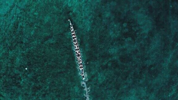 空中慢动作:在班达内拉马鲁古印度尼西亚从上到下的传统独木舟比赛