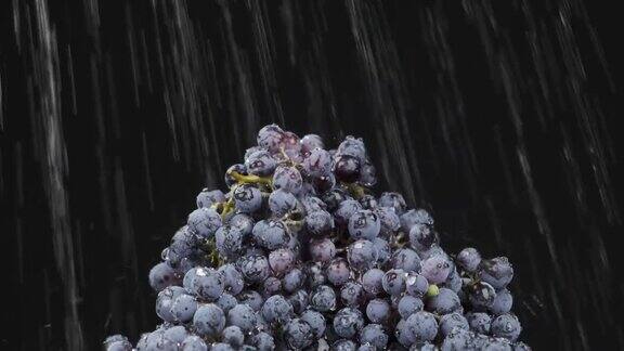 缓慢的运动雨滴落在一堆葡萄上水果金字塔