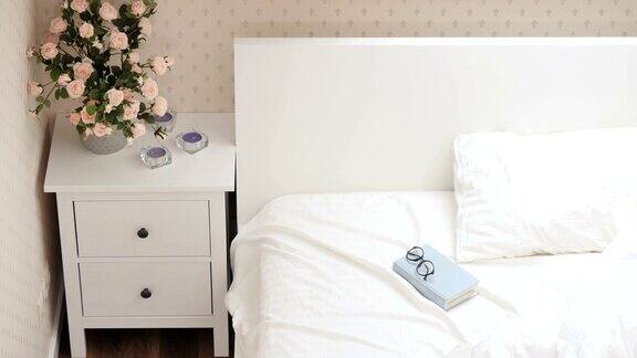 白色的床在明亮舒适的房间里