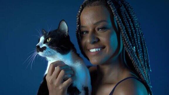 黑人女人抱着一只猫