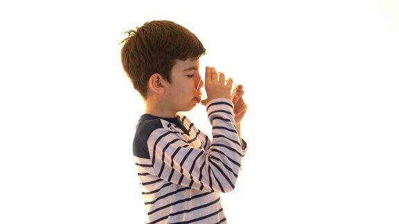 这个小男孩正在吃药丸喝水