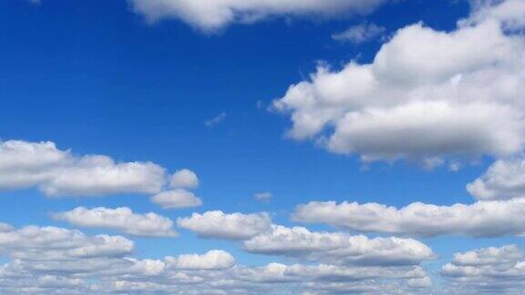 在晴朗的一天白色蓬松的云在蓝天上的延时剪辑