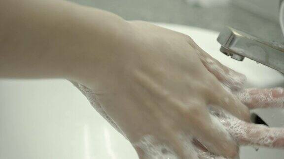 女人在洗手