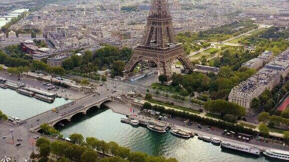 2019年5月法国巴黎无人机俯瞰埃菲尔铁塔和历史名城中心的塞纳河