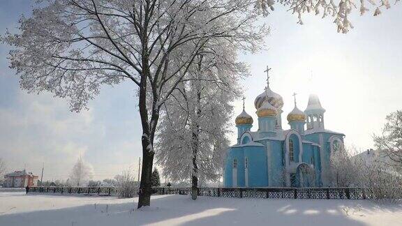 白俄罗斯戈麦尔地区的克拉斯诺村老东正教堂的假定在阳光明媚的冬日下雪天雪域公园下雪的著名地标