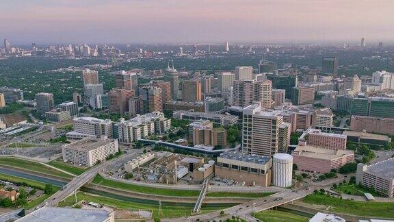 空中德克萨斯医疗中心休斯顿市中心在远处