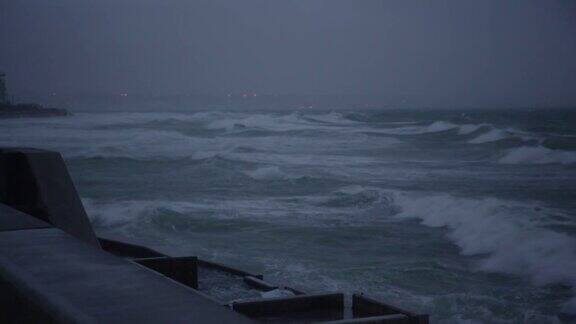 冲绳岛顺部海堤沿岸的狂风台风天气