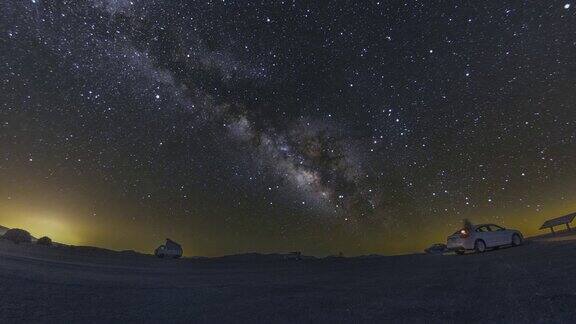 银河系和星空在死亡谷景观天文时间