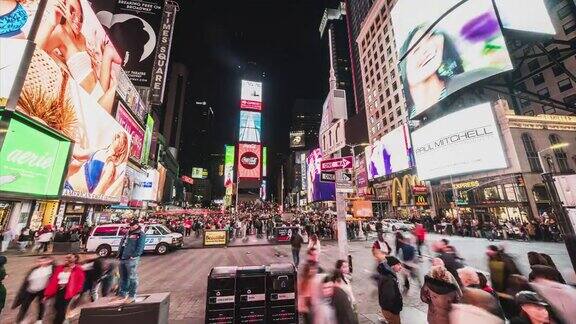 拥挤的人群汽车交通和广告牌显示的广告在晚上在时代广场美式生活方式或现代城市生活理念