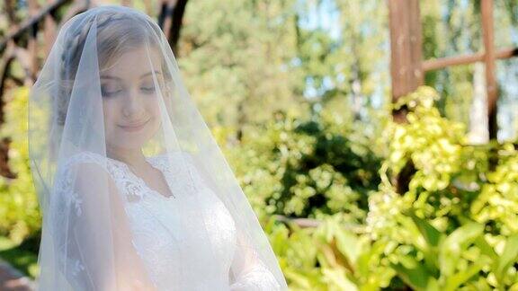 美丽的新娘向摄影师摆姿势