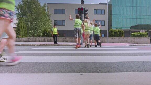 一群小学生和他们的老师一起过马路