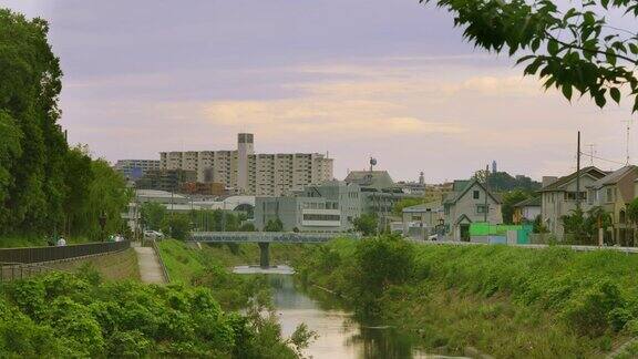 黄昏时分横滨和鹤溪河郊区的住宅区
