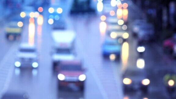 高速公路交通上的离焦发光灯