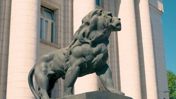 保加利亚索菲亚索菲亚法院前的狮子雕像(保加利亚:СтатуяналъвпредСъдебнатапалатавСофияБългария)