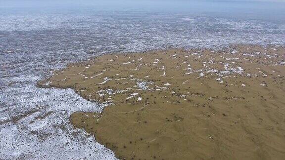 冬季被冰雪覆盖的沙漠的鸟瞰图哈萨克斯坦西部Mangyshlak半岛