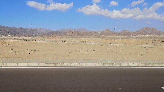 在埃及沙姆沙伊赫西奈沙漠的高速公路上行驶从公交车窗口看到的景象(32)