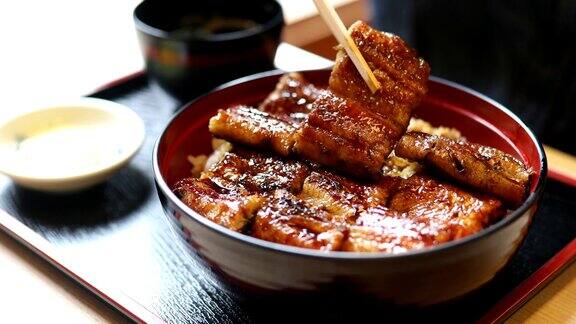 近距离的日本鳗鱼碗米饭(UnagiDon)吃筷子