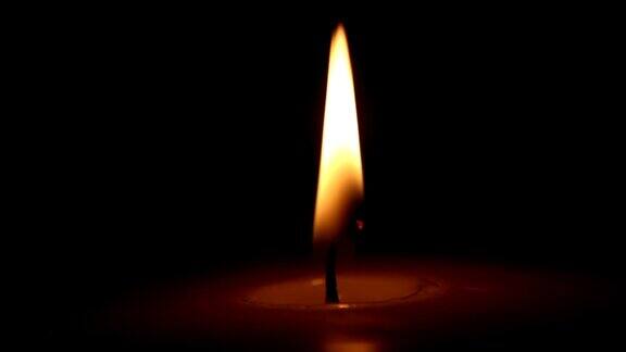蜡烛上的微距火焰火燃烧的蜡烛