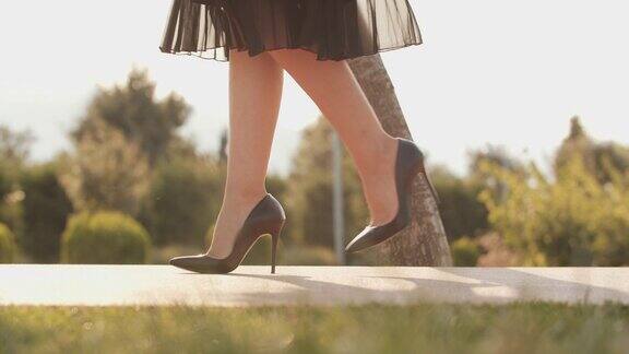 美丽的女人穿着高跟鞋走路