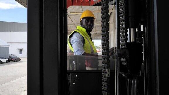 非洲叉车司机在配送仓库操作叉车