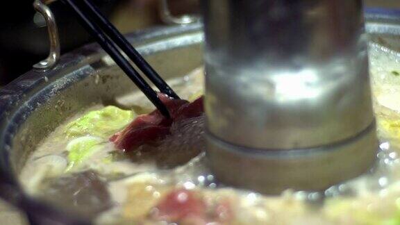 慢动作的传统北京火锅与甜甜圈形状的铜锅