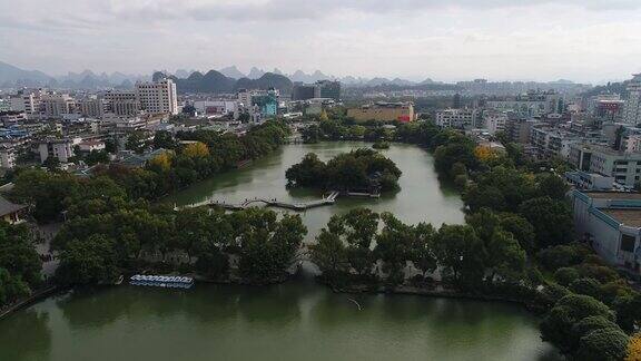 桂林市从漓江向四面环山延伸