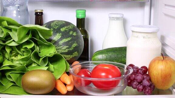 装满健康食品的冰箱