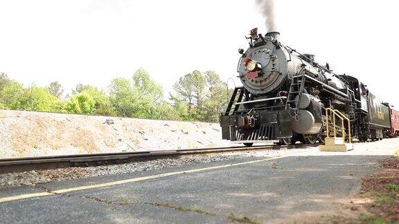 田纳西州一辆黑色老式蒸汽火车在铁轨上缓缓前行