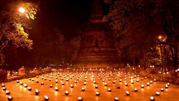 佛教点燃的蜡烛沿着古老的寺庙