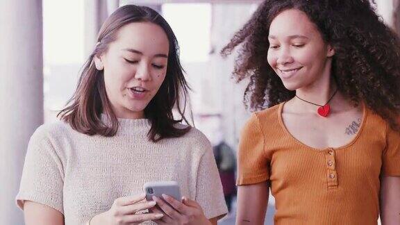 两名年轻女性在市内使用手机的4k视频片段