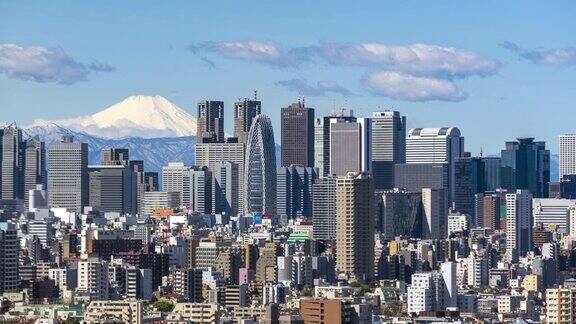 4K超高清时间推移:鸟瞰新宿区东京城市景观和富士山的背景与清晰的蓝色天空