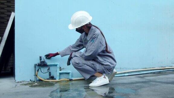 亚洲女技术员检查水泵管路电源线工程师女性风险