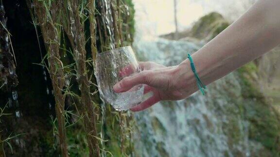 从清澈的山水里倒一杯水