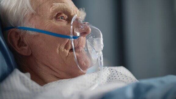医院病房:老人戴着氧气面罩躺在床上病后完全恢复手术成功老人怀念他的家人朋友幸福长寿