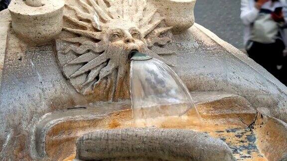 著名的罗马喷泉叫LaBarcaccia上面有太阳雕塑