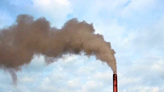 蓝天中工业工厂的烟尘造成的空气污染