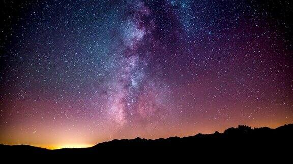 时光流逝-美丽的银河在山脉之上