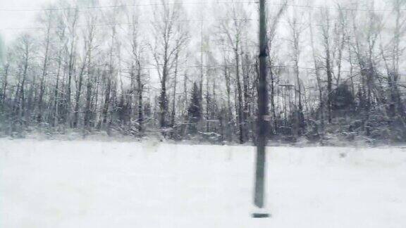从火车窗口看到的冬季风景