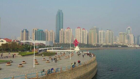 阳光灿烂的日落青岛著名的步行湾码头广场航拍4k中国全景