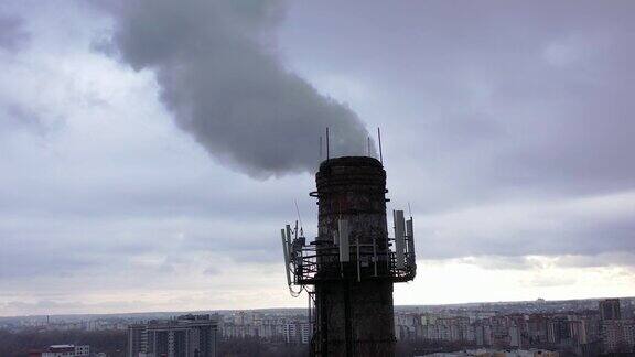 有白烟的烟斗城市煤气锅炉房的管道白色的烟雾映衬着天空从无人机的俯视图