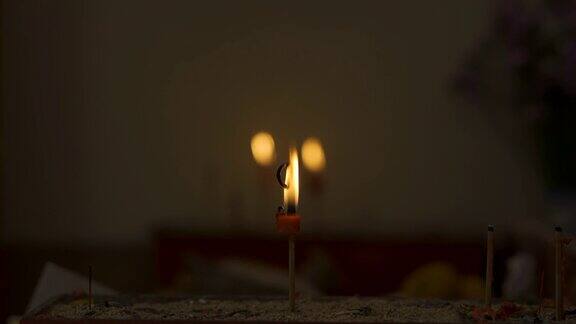 在神龛里点燃祈祷的蜡烛