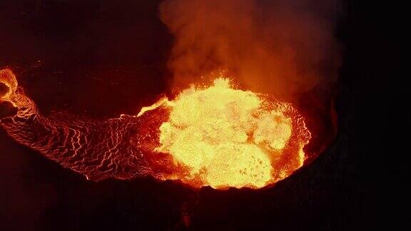 活火山火山口热岩浆喷发的高角度视图沸腾的熔融物质流出Fagradalsfjall火山2021年冰岛