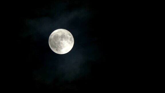近地点超级月亮有云的满月
