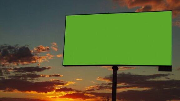 特写广告牌与空的绿色屏幕上移动的云在天空背景在时间流逝